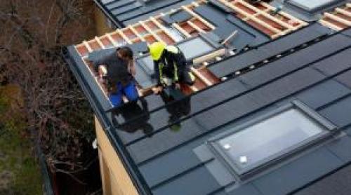 Localitatea care aduce în România o premieră: ţiglele fotovoltaice