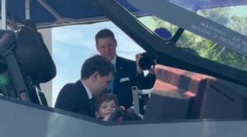 Nicuşor Dan şi fiul său au urcat într un blindat şi într un F 35, la expoziţia de tehnologii militare BSDA