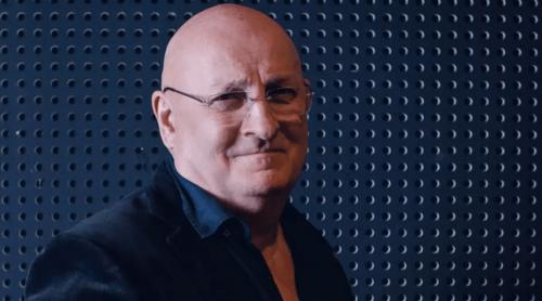 Roșii plantate „cu susul în jos” în grădina actorului Bebe Cotimanis: „Am luat găletușe de cinci lei și am pus roșii cherry”