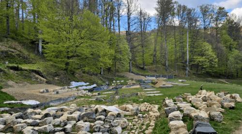 Sarmizegetusa Regia, transformată într un șantier uriaș. Marele templu dacic de andezit este refăcut din temelii
