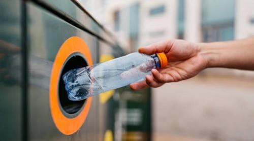 Sătul de prețurile mari la carburanți, un tânăr a început să facă acasă benzină și motorină din plastic reciclat