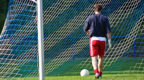 Scene halucinante la un meci de Liga a V a. Un arbitru de 17 ani din Craiova a sunat la 112 de pe teren, după ce a fost lovit de jucători