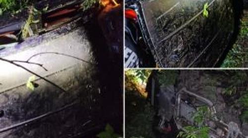 Trei tineri, la un pas de moarte după ce s au răsturnat cu maşina într o râpă în Galaţi