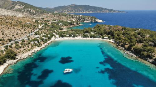 Vacanţă în Grecia sau în România? Cât au plătit cinci români pentru o masă cu peşte şi fructe de mare în Thassos