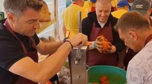 Zeci de kilometri de cârnaţi şi reţete păstrate din bătrâni. Festivalul care a adunat gurmanzii la Nădlac