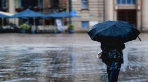 13 judeţe intră sub cod galben de ploi şi vijelii până joi noaptea