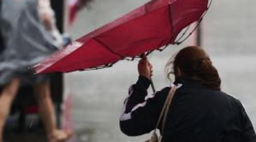 Alertă meteo în mai multe judeţe: Sunt anunţate furtuni puternice. Cum va fi vremea în Capitală