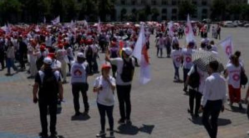 Angajaţii unei mari bănci private au ieşit la protest. Compania le taie primele şi tichetele de vacanţă