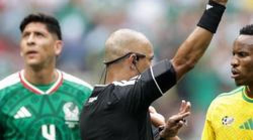 Arbitrul a încercat să explice decizia, dar nimeni nu a înțeles nimic! Moment viral la meciul de deschidere al Cupei Mondiale