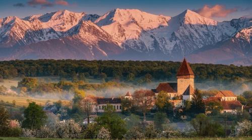 Cea mai fotogenică biserică săsească din România animă satul Hosman. De ce se întorc acasă sașii de la poalele Făgărașului