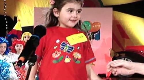 Cine este fetița adorabilă din imagine, care refuza să îi dea batista lui Horia Brenciu? Astăzi este una dintre cele mai cunoscute cântărețe din România