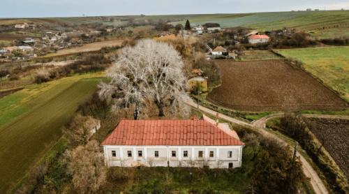 Conacul din Bihor unde a fost ascunsă Coroana Ungariei, scos la vânzare. Domeniul de 6.635 mp, mai ieftin decât un apartament din Oradea