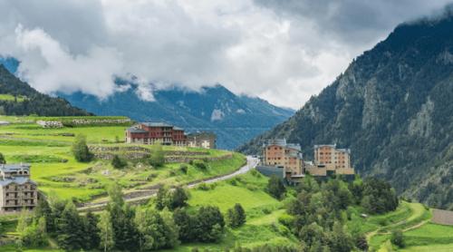 Destinația ascunsă din Europa care surprinde tot mai mulți turiști: sate alpine și peisaje ca în Elveția, dar fără aglomerație