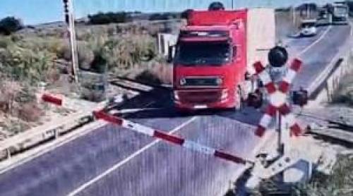 Gest inconştient al unui şofer de TIR. Momentul de infarct în care forţează bariera la calea ferată