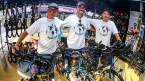 Incredibila aventură a celor trei fani care au mers pe bicicletă 16.000 de kilometri pentru a ajunge la Cupa Mondială. Pe cine vor să întâlnească