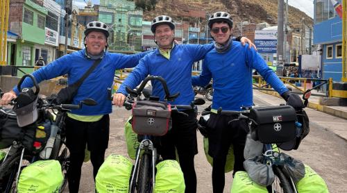 Incredibila aventură a celor trei fani care au mers pe bicicletă 16.000 de kilometri pentru a ajunge la Cupa Mondială. Pe cine vor să întâlnească