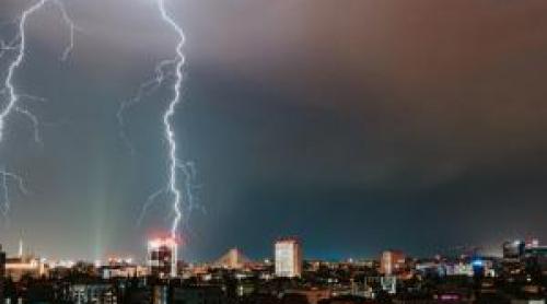 Jumătate de ţară, sub alertă de vreme severă. Sunt anunţate furtuni, vijelii şi grindină, inclusiv în Capitală