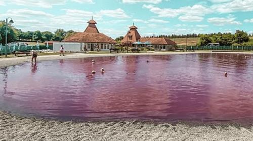 Lacul roz cu ape vindecătoare de lângă România se află într un sat cu o istorie de 600 de ani 