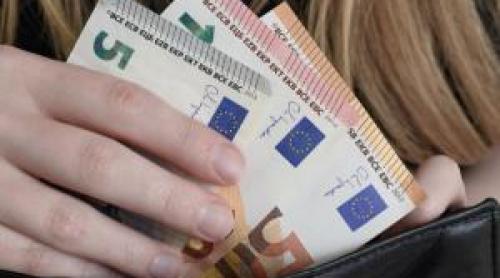 Meseria dură care îi atrage cu bani frumoşi pe imigranţi în străinătate. Unii câştigă şi 3.200 de euro pe lună