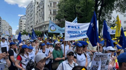 Mobilizare uriașă în învățământ: 160.000 de profesori cer anularea austerității, dar se lovesc de o barieră constituțională. Ce riscă proiectul