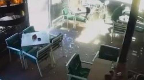 Momentul când anvelopa unei mașini de gunoi explodează și spulberă geamurile unui local din Târgu Jiu