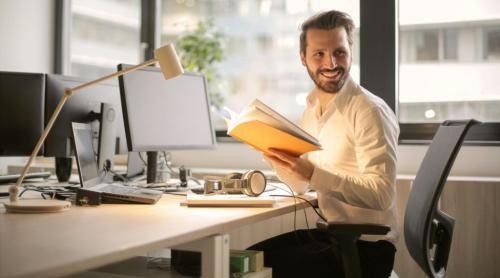 Mulți angajați scapă de impozite. Se schimbă taxarea pentru contracte