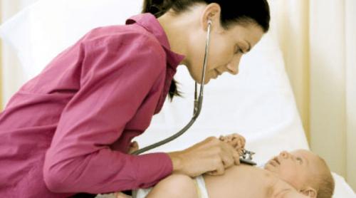 O nouă teorie conspiraționistă câștigă teren în România. Cum își pun unii părinți nou născuții în pericol refuzând injecția cu vitamina K