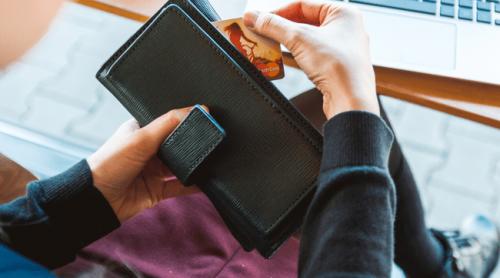 O tânără și a făcut public salariul pe un panou stradal: „Vorbim despre bani așa cum bunicii noștri vorbeau despre sex”