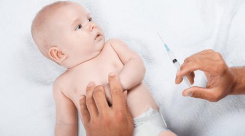 O teorie conspiraționistă pune în pericol viața bebelușilor. Injecția pe care o refuză tot mai mulți părinți