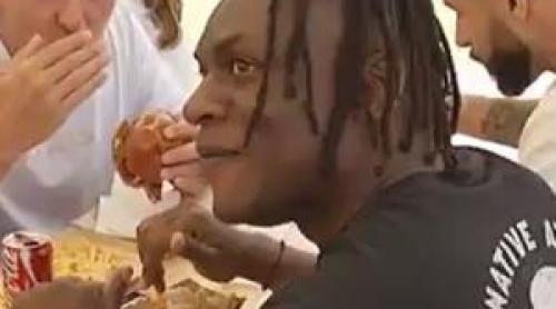 Reacţia unui turist italian care mănâncă un burger cu "gust românesc". O porţie ajunge şi la 44 de lei