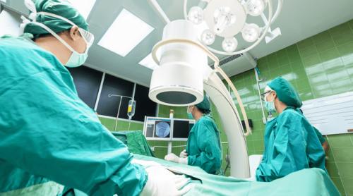 Realizare uriașă în medicină. O boală autoimună gravă, adusă în remisie cu o terapie care reprogramează sistemul imunitar
