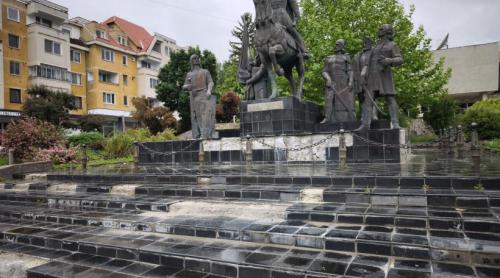 REPORTAJ: Războiul statuilor din inima României. Mihai Viteazul călărește pe moloz, la Sfântu Gheorghe