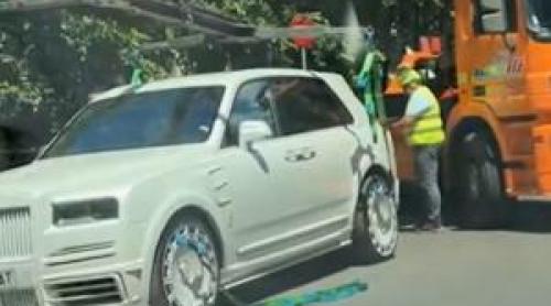 Rolls Royce de 700.000 de euro, ridicat cu platforma în Bucureşti. Cui aparţine