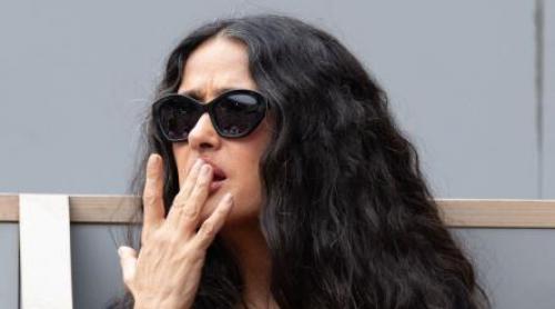Salma Hayek a întors toate privirile într un costum roșu la deschiderea Campionatului Mondial. Cum arată ținuta purtată de vedetă