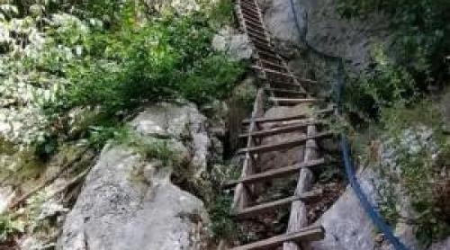 Satul din România unde se ajunge pe o scară prinsă de stâncă. Ultimii 20 de locuitori trăiesc complet izolaţi