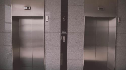 Se pun lifturi în blocurile de patru etaje. Avantaje pentru locatarii care urcă greu scările