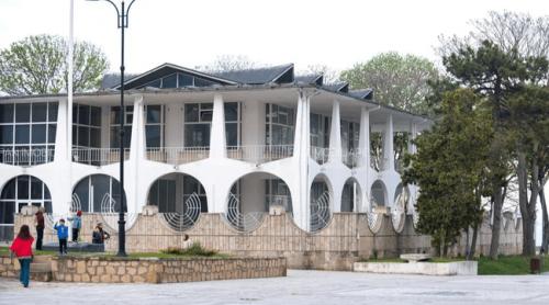 Se vinde una dintre cele mai cunoscute clădiri de pe litoral: cât costă cazinoul din Mangalia, cândva locul preferat al turiștilor de la malul mării