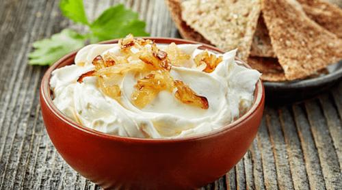 Sosul delicios care se prepară din doar trei ingrediente. Se potrivește perfect cu orice fel de mâncare