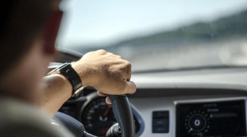 Testul mașinii la prima întâlnire. Detaliul banal care face una din patru persoane să fugă mâncând pământul
