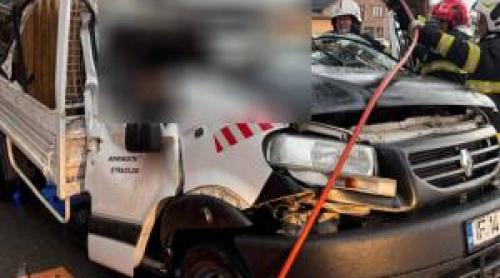 Un bărbat a murit în mașina lovită în mers de un copac doborât de furtună, în Ilfov