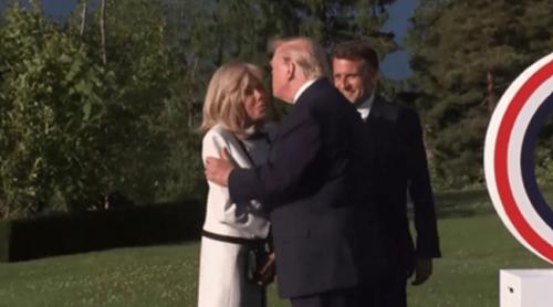 Un cititor pe buze a dezvăluit ce i a șoptit Trump lui Brigitte Macron la ureche în timp ce i a strâns mâna 13 secunde