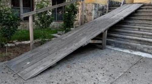 Un elev în scaun rulant din Târgu Mureș, la un pas să piardă BAC ul din cauza lipsei unei rampe de acces