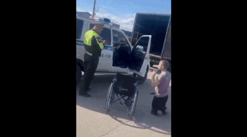 Un veteran rus rămas fără piciorare în războiul din Ucraina a ataca cu un cuțit polițiștii care făceau razii pe străzi 