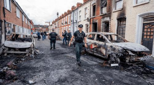Zeci de români fug din Belfast după noaptea de teroare: „I au atacat deși au doi copii mici. Le au dat foc la tot”