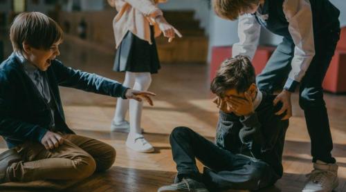 15.000 de lei amendă pentru directorii care ignoră cazurile de bullying în școli 