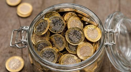 8% pe 12 luni sau 5% cu acces instant. Ce diferență face fiecare ofertă pentru 1.000 de lire și unde apare riscul fiscal