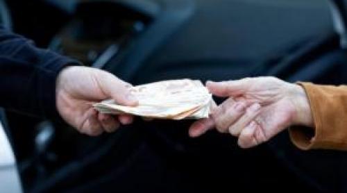 A luat un împrumut la IFN pentru a plăti ratele la bancă şi a ajuns executat şi cu datorii de 4 ori mai mari