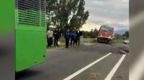 Autobuz cu pasageri, blocat pe calea ferată la Brașov. Un călător a ridicat bariera şi a evitat o tragedie