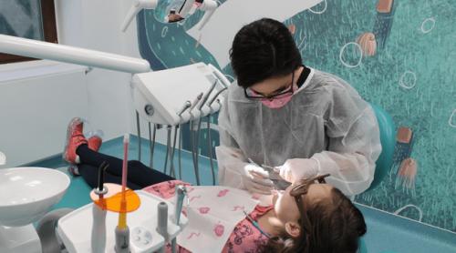 Cariile la copiii mici ar putea fi ținute sub control cu o substanţă ieftină şi eficientă. Fără freză, fără injecţii şi anestezie generală