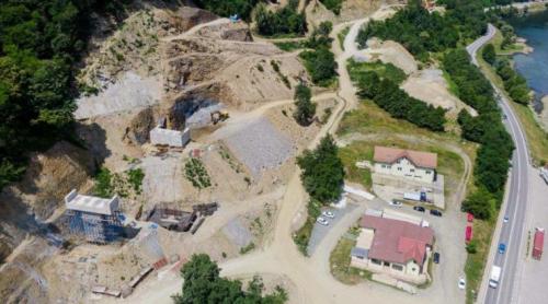 Case crăpate și drumuri rupte de camioanele care construiesc autostrăzi